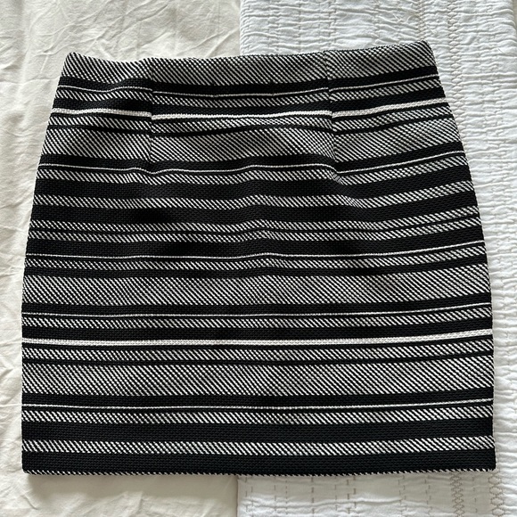 Dynamite Size (S) Pencil Skirt Black & White - Picture 2 of 2